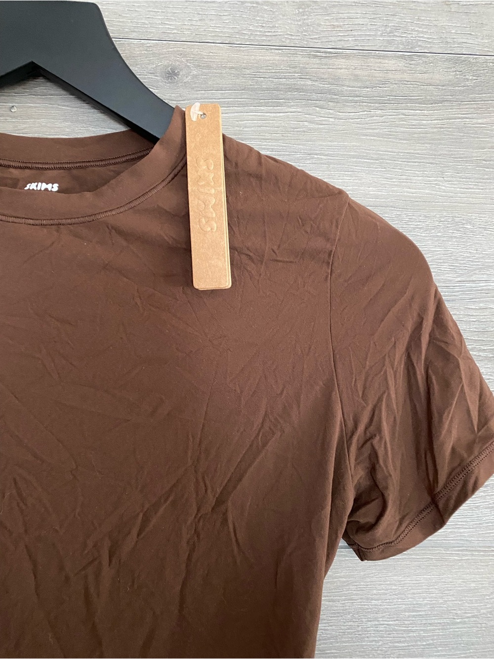 Skims Fits Everybody Short Sleeve Tee NWT Cocoa - Picture 2 of 5